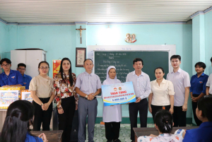 Trao quà Trung thu tại lớp học tình thương phường Trấn Biên