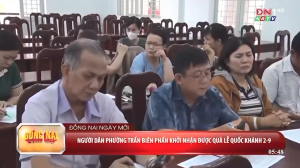 Phát quà Tết Độc Lập cho người dân phường Trấn Biên tại trường THCS Thống Nhất