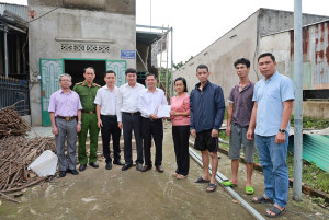 Lãnh đạo UBND xã kịp thời đến thăm hỏi, động viên và chỉ đạo khắc phục hậu quả do lốc xoáy tại ấp 9, xã Trảng Bom