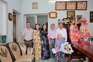 Lãnh đạo xã Trảng Bom thăm hỏi, tặng quà gia đình Mẹ Việt Nam Anh hùng và Thương binh nhân ngày 27/7