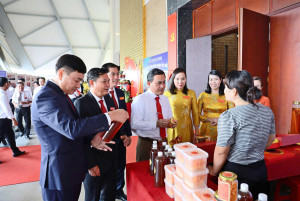 ỦY VIÊN BAN THƯỜNG VỤ TỈNH ỦY, PHÓ CHỦ TỊCH UBND TỈNH LÊ TRƯỜNG SƠN THAM QUAN GIAN HÀNG TRƯNG BÀY TẠI ĐẠI HỘI ĐẠI BIỂU ĐẢNG BỘ XÃ TRẢNG BOM LẦN THỨ I, NHIỆM KỲ 2025-2030