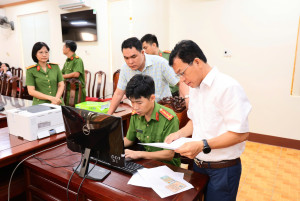 Công an xã Trảng Bom triển khai cấp đổi thẻ đảng viên trên nền tảng cơ sở dữ liệu quốc gia về dân cư, định danh và xác định điện tử