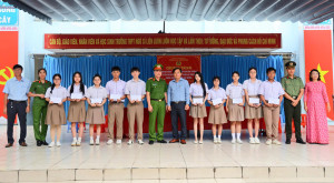 Công an xã Trảng Bom tuyên truyền pháp luật và trao học bổng cho học sinh trường THPT Ngô Sĩ Liên