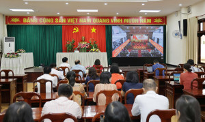 Cán bộ, đảng viên và người dân xã Trảng Bom theo dõi truyền hình trực tiếp phiên chính thức Đại hội đại biểu Đảng bộ tỉnh Đồng Nai lần thứ I, nhiệm kỳ 2025-2030