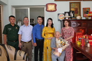 Ủy ban MTTQ Việt Nam xã Trảng Bom thăm hỏi Mẹ Việt Nam Anh Hùng Lê Thị Cơ