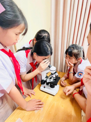 Tiết học thực hành thí nghiệm hóa; môn khoa học tự nhiên tại Trường THCS Võ Nguyên Giáp