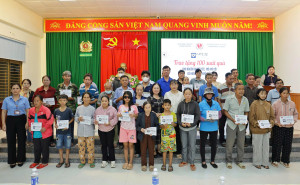 Hội Bảo trợ Người khuyết tật và Trẻ mồ côi Việt Nam  trao 100 phần quà tại xã Trảng Bom