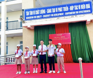 UBND xã Trảng Bom tuyên truyền pháp luật và trao học bổng cho học sinh trường THCS Võ Nguyên Giáp
