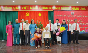 Xã Trảng Bom Trao Tặng Huy hiệu 65 năm và 60 năm tuổi Đảng