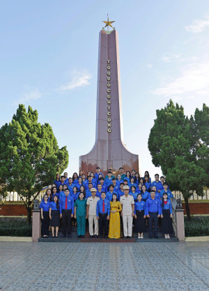 Đoàn đại biểu tham dự Đại hội đại biểu Đoàn TNCS Hồ Chí Minh xã Trảng Bom lần thứ I, nhiệm kỳ 2025-2030 viếng Nghĩa trang Liệt sĩ