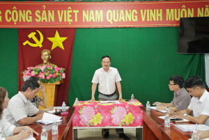 Đồng chí Đặng Doãn Thành, Bí thư Đảng ủy - Chủ tịch HĐND xã  làm việc với Chi ủy chi bộ ấp 4: lắng nghe, tháo gỡ khó khăn từ cơ sở