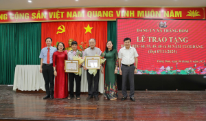 Đảng uỷ xã Trảng Bom trao Huy hiệu Đảng cho đảng viên