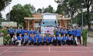 CÔNG AN XÃ TRẢNG BOM VẬN ĐỘNG NHÂN DÂN TRƯỚC MẮT ĐÃ QUYÊN GÓP 24 TẤN HÀNG HÓA HỖ TRỢ ĐỒNG BÀO MIỀN TRUNG BỊ LŨ LỤT