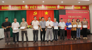 Xã Trảng Bom: Trao tặng sổ BHXH, thẻ BHYT và hỗ trợ sửa chữa điện cho hộ khó khăn