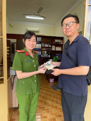CÔNG AN XÃ TRẢNG BOM NHANH CHÓNG TRAO TRẢ TÀI SẢN, GIẤY TỜ ĐÁNH RƠI CHO NHÂN VIÊN NGƯỜI NƯỚC NGOÀI