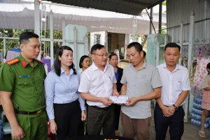 Lãnh đạo xã Trảng Bom đến chia buồn, động viên gia đình nạn...