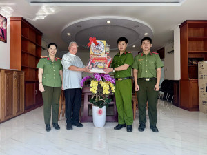 Công an xã Trảng Bom thăm và chúc mừng các cơ sở tôn giáo nhân dịp Giáng sinh 2025