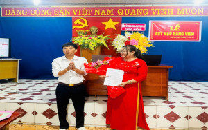 Chi hội trưởng Chi hội Phụ nữ ấp 3 được kết nạp vào Đảng Cộng sản Việt Nam