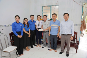 Lãnh đạo xã Trảng Bom thăm, tặng quà học sinh vượt khó và tham quan mô hình "Vườn rau sạch" của thanh niên