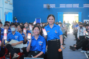 Đoàn thanh niên xã Trảng Bom tích cực phối hợp Công an xã cao điểm cài đặt ứng dụng VNeTraffic