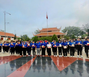 TRANG TRỌNG LỄ KẾT NẠP ĐOÀN VIÊN TẠI ĐỀN HÙNG CỦA TRUNG TÂM GIÁO DỤC DẠY NGHỀ – GIÁO DỤC HƯỚNG NGHIỆP KHU VỰC 8 XÃ TRẢNG BOM