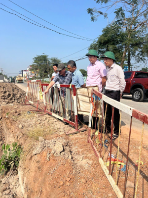 Bí thư Đảng ủy xã Trảng Bom kiểm tra tiến độ các công trình trước Tết Nguyên đán