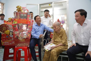 Phó Bí thư Tỉnh ủy, chủ tịch UBND tỉnh Nguyễn Văn Út chúc Tết Mẹ Việt Nam anh hùng Lê Thị Cơ