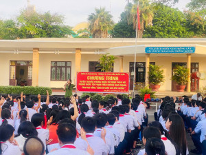 Tuyên truyền pháp luật và trao học bổng cho học sinh  trường TH-THCS Trần Quốc Tuấn