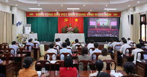 Cán bộ, đảng viên và Nhân dân xã Trảng Bom theo dõi truyền hình trực tiếp phiên Khai mạc Đại hội đại biểu toàn quốc lần thứ XIV của Đảng