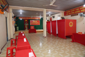 Đoàn kiểm tra của Ủy ban bầu cử xã Trảng Bom kiểm tra công tác chuẩn bị tại Khu vực bỏ phiếu số 17, ấp 5 xã Trảng Bom (điểm trang trí mẫu)