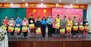 Ấm lòng quà Tết đến với công nhân khó khăn tại xã Trảng Bom