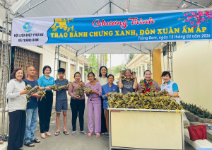 Hội Phụ nữ xã Trảng Bom tổ chức gói và trao 100 cặp bánh Tét cho hội viên khó khăn, hộ nghèo