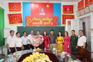 Lãnh đạo xã Trảng Bom thăm, chúc Tết Bính Ngọ 2026 các đơn vị trực chiến và y bác sĩ đêm Giao thừa