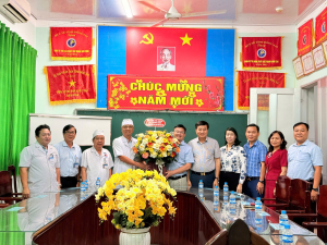 Đảng ủy - HĐND - UBND - UB MTTQ VN xã Trảng Bom thăm, chúc mừng Trung tâm Y tế khu vực Trảng Bom nhân ngày Thầy thuốc Việt Nam 27/2