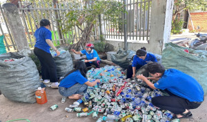 Chi hội phụ nữ ấp 3 ra quân thực hiện mô hình Dân vận khéo “Phân loại chất thải rắn có khả năng tái sử dụng, tái chế tại nguồn” trên địa bàn xã Trảng Bom