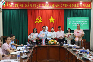 hình ảnh trao quyết định vả hoa Trảng Bom
