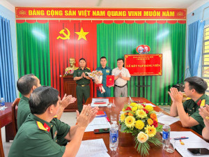 CHI BỘ QUÂN SỰ XÃ TRẢNG BOM TỔ CHỨC LỄ KẾT NẠP ĐẢNG VIÊN
