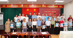 Xã Trảng Bom: Trao tặng thẻ Bảo hiểm y tế cho người dân