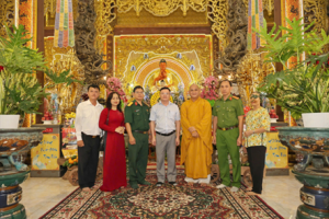 Tham hoi nhan dip Dai le phat dan