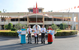 Khen thuong cac tap the duoc UBND thanh pho khen