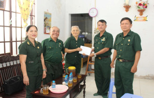 Ban thuong vu hoi CCB tham tang qua nguoi co cong