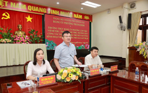 Thuong truc Dang uy lam viec voi cac khu pho