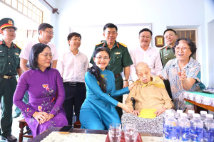 Ton Ngoc Hanh PhoBT tham tang qua me Co