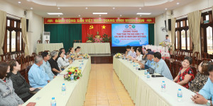 Trao the BHYT cho nguoi kho khan