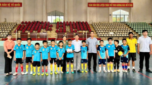 BAN GIÁM ĐỐC TRUNG TÂM DỊCH VỤ TỔNG HỢP PHƯỜNG TRẢNG BOM GẶP MẶT, TRAO QUÀ VÀ ĐỘNG VIÊN ĐỘI BÓNG U11 PHƯỜNG TRẢNG BOM