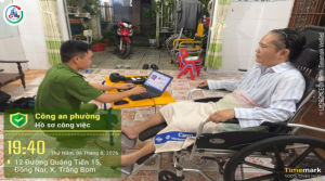 CÔNG AN PHƯỜNG TRẢNG BOM ĐƯA DỊCH VỤ CÔNG ĐẾN TẬN NHÀ NGƯỜI DÂN KHI GẶP KHÓ KHĂN ĐI LẠI