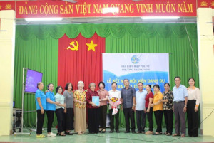HỘI LHPN PHƯỜNG TRẢNG BOM: KẾT NẠP HỘI VIÊN DANH DỰ VÀ RA MẮT TỔ PHỤ NỮ “5 KHÔNG, 3 SẠCH, 3 AN” TẠI CHI HỘI KHU PHỐ QUẢNG TIẾN