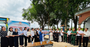 Ủy ban MTTQ Việt Nam phường Trảng Bom chung tay thực hiện trao tặng khu vui trơi cho trẻ em dân tộc Chăm.