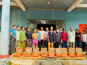 CHI HỘI PHỤ NỮ KHU PHỐ SÔNG TRẦU 2 TRAO 155 PHẦN QUÀ CHO HỘI VIÊN PHỤ NỮ VÀ NGƯỜI DÂN CÓ HOÀN CẢNH KHÓ KHĂN