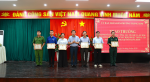 Khen thưởng tập thể và cá nhân thực hiện tốt công tác lấy...